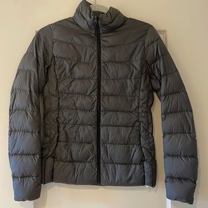 Uniqlo Gray Light Puffer Jacket with Black Zipper. Size XS